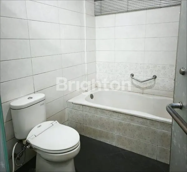 image HARGA BAGUS RUMAH DI JANTUNG KOTA LEBAR 10 MTR - FULL FURNISHED SESUAI DI FOTO - KOMPLEK VILLA MAKMUR INDAH, DAERAH JL ADAM MALIK (8)