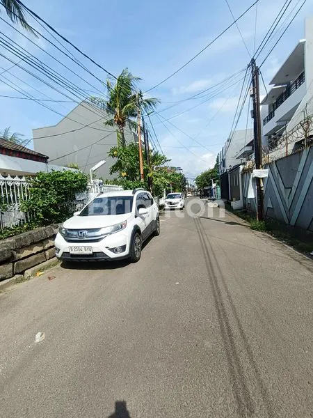 image RUMAH TUA LEBAR 10 DI SEKITARAN TANJUNG DUREN, JAKARTA BARAT (2)