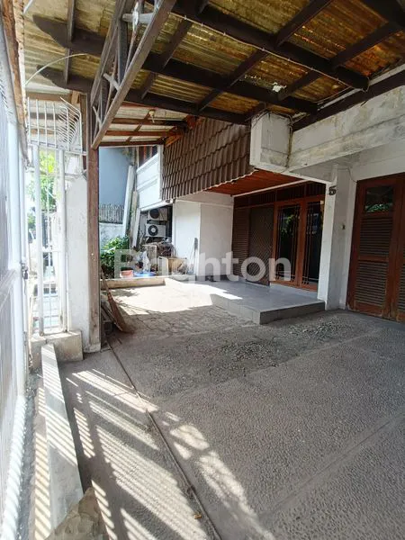 image RUMAH TUA LEBAR 10 DI SEKITARAN TANJUNG DUREN, JAKARTA BARAT (3)