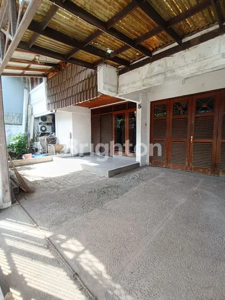image RUMAH TUA LEBAR 10 DI SEKITARAN TANJUNG DUREN, JAKARTA BARAT (4)