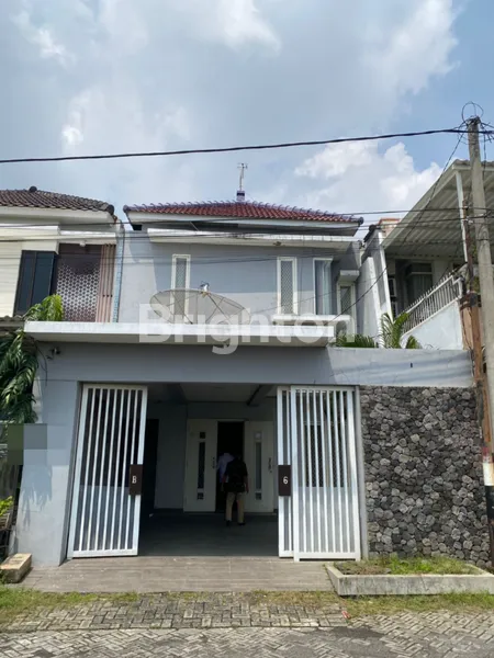 image RUMAH HUNIAN 2 LANTAI NYAMAN DAN AKSES STRATEGIS ROYAL PAKA GUNUNG ANYAR SURABAYA (1)