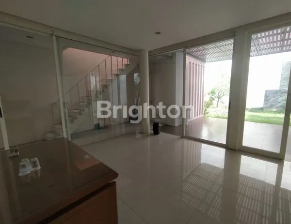 image RUMAH MEWAH 2 LANTAI DI CITRALAND, HADAP SELATAN (1)