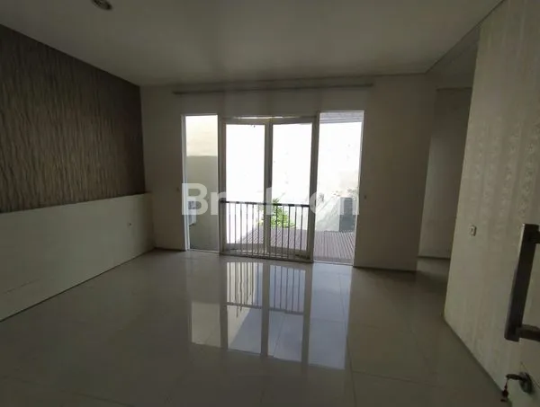 image RUMAH MEWAH 2 LANTAI DI CITRALAND, HADAP SELATAN (5)