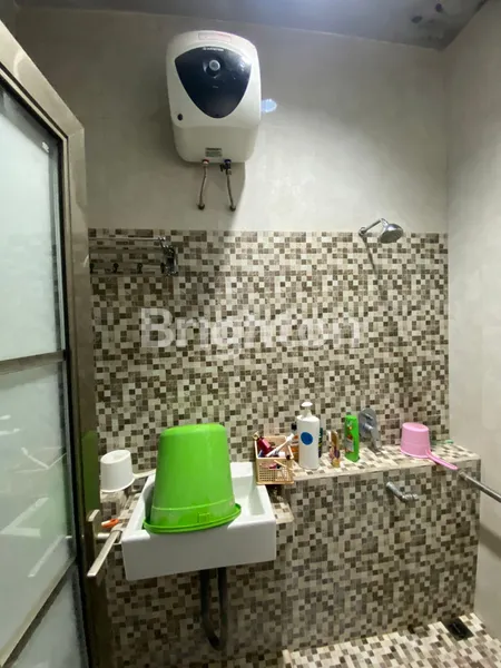 image RUMAH HUNIAN 2 LANTAI NYAMAN DAN AKSES STRATEGIS ROYAL PAKA GUNUNG ANYAR SURABAYA (3)