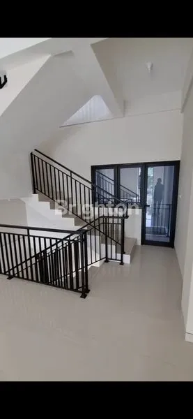 image RUKO 4 LANTAI NOL JALAN MERR EASTON SIAP PAKAI BARU GRESS LAHAN PARKIR LUASS (1)