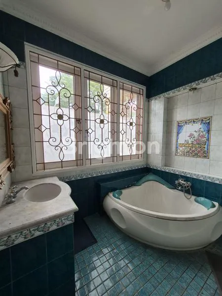 image RUMAH OLD MONEY DI KAWASAN ELITE RENON (5)