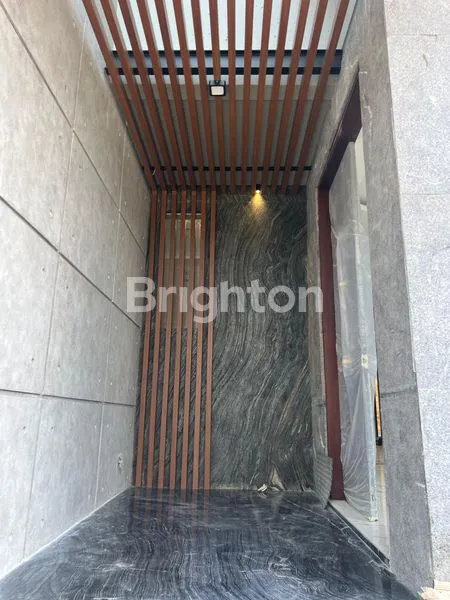 image RUMAH MEWAH 3 LANTAI, LT 240M² DI CITRALAND SURABAYA (6)