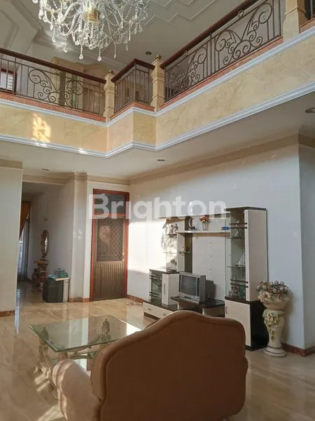 image RUMAH CLASSIC DI JALAN SERUNI SURABAYA (1)