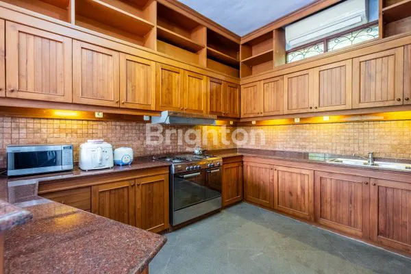 image DISEWAKAN VILLA MEWAH LEASEHOLD DI SANUR – LOKASI PREMIUM DEKAT PANTAI (4)