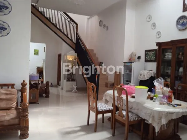 image DIJUAL DI TENGAH KOTA, RUMAH 2 LANTAI LUAS DAN MEWAH SIAP PAKAI, BEBAS BANJIR  (5)