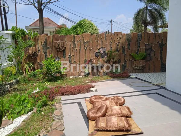 image DIJUAL DI TENGAH KOTA, RUMAH 2 LANTAI LUAS DAN MEWAH SIAP PAKAI, BEBAS BANJIR  (7)