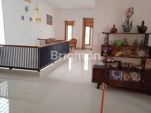 image DIJUAL DI TENGAH KOTA, RUMAH 2 LANTAI LUAS DAN MEWAH SIAP PAKAI, BEBAS BANJIR  (8)