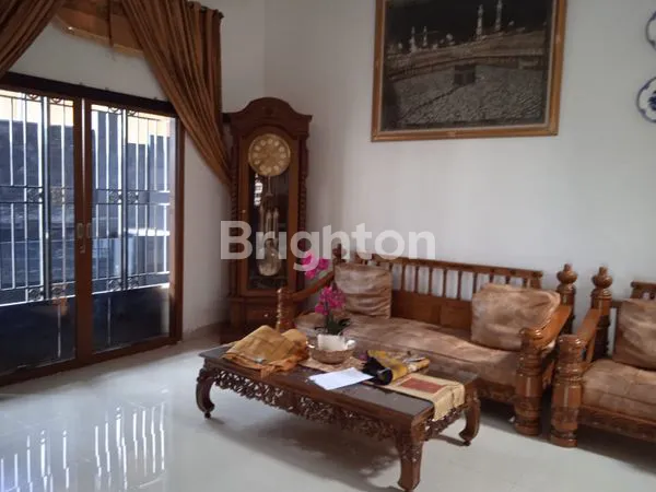 image DIJUAL DI TENGAH KOTA, RUMAH 2 LANTAI LUAS DAN MEWAH SIAP PAKAI, BEBAS BANJIR  (4)