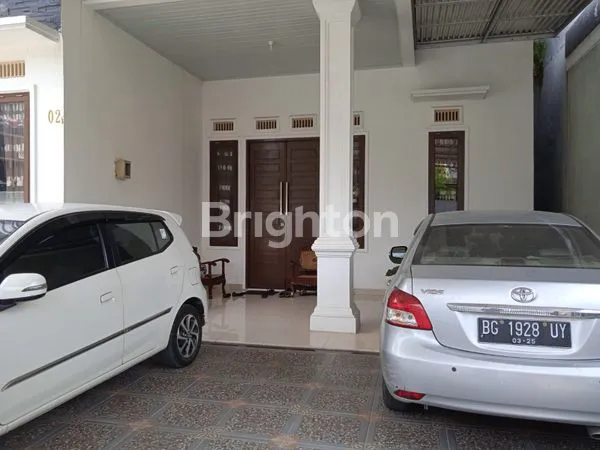 image DIJUAL DI TENGAH KOTA, RUMAH 2 LANTAI LUAS DAN MEWAH SIAP PAKAI, BEBAS BANJIR  (2)