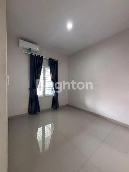 image DISEWAKAN RUMAH PINGGIR JALAN DI REGENCY MELATI MAS (2)