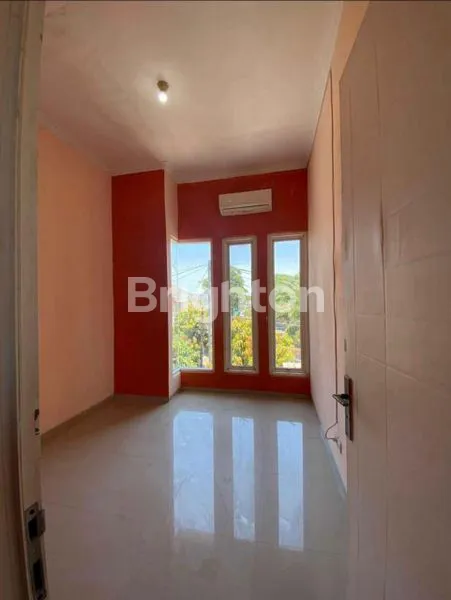 image RUMAH NYAMAN SIAP HUNI DENGAN LOKASI STRATEGIS DEKAT RAYA MERR, KAMPUS UPN, BANDARA JUANDA (6)