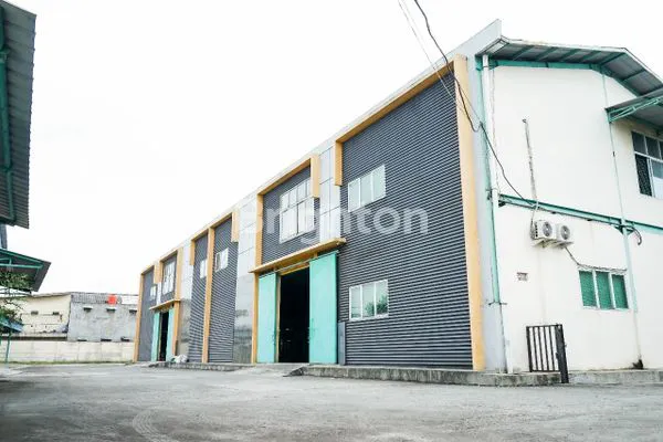 image *DIJUAL TANAH + GUDANG + KANTOR DGNUAS TANAH 33,958M2 (3,39 HA) DI JURUMUDI, DEKAT DAANMOGOT,  TANGERANG*\N(KODE RMRG2898) (3)