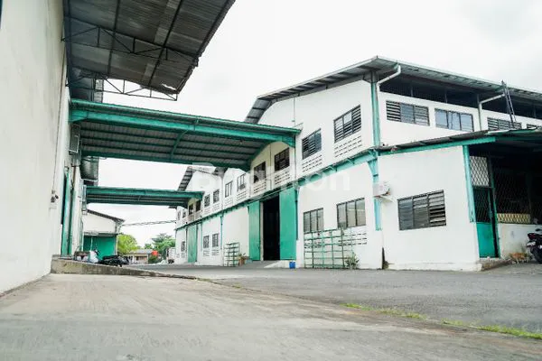 image *DIJUAL TANAH + GUDANG + KANTOR DGNUAS TANAH 33,958M2 (3,39 HA) DI JURUMUDI, DEKAT DAANMOGOT,  TANGERANG*\N(KODE RMRG2898) (2)