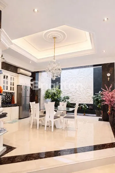 image RUMAH MEWAH KLASIK 3,5 LANTAI FULLY FURNISHED DALAM KOTA – LT 300 M² (4)