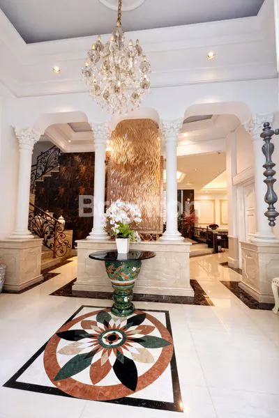 image RUMAH MEWAH KLASIK 3,5 LANTAI FULLY FURNISHED DALAM KOTA – LT 300 M² (5)