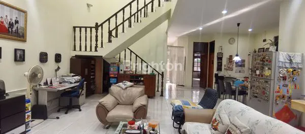 image RUMAH MEWAH DI AREA JELAMBAR LINGKUNGAN NYAMAN (6)