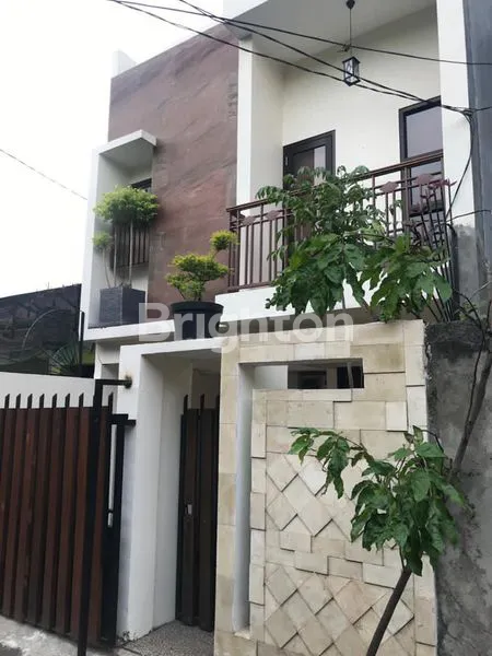 image RUMAH TINGKAT RAPIH LOKASI STRATEGIS VETERAN PESANGGRAHAN JAKARTA SELATAN (1)