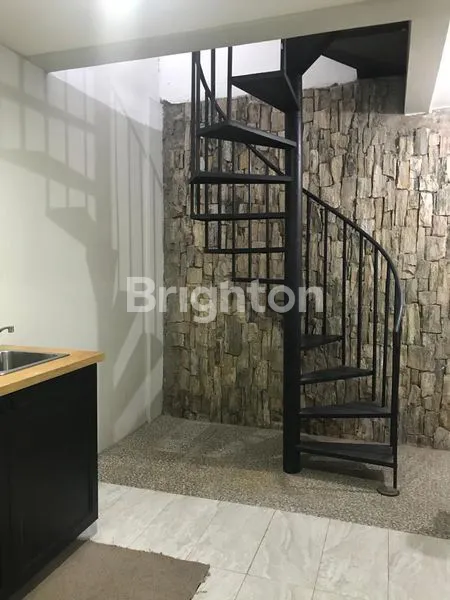 image RUMAH TINGKAT RAPIH LOKASI STRATEGIS VETERAN PESANGGRAHAN JAKARTA SELATAN (8)