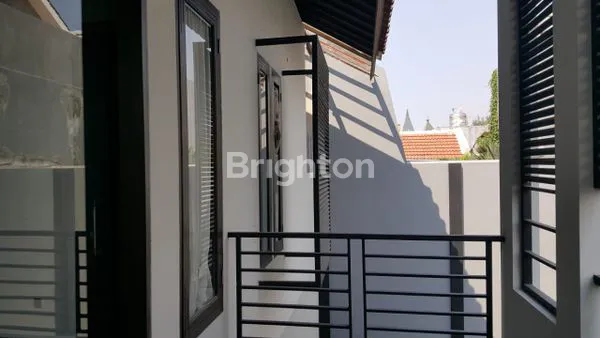 image RUMAH 2 LANTAI TERAWAT SIAP HUNI SURABAYA (7)