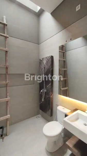 image RUMAH SIAP HUNI DI MANYAR DEKAT PETRA LINGKUNGAN NYAMAN & PREMIUM (8)