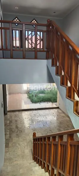 image DESKRIPSI:\NDIJUAL HUNIAN NYAMAN DAN SIAP HUNI DI KAWASAN ELIT KEMANG PRATAMA, BEKASI. MEMILIKI TATA RUANG YANG LUAS DAN LEGA, SANGAT COCOK UNTUK KELUARGA BESAR YANG MENGINGINKAN LINGKUNGAN ASRI DENGAN KEAMANAN 24 JAM. (3)