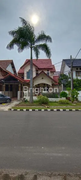 image DESKRIPSI:\NDIJUAL HUNIAN NYAMAN DAN SIAP HUNI DI KAWASAN ELIT KEMANG PRATAMA, BEKASI. MEMILIKI TATA RUANG YANG LUAS DAN LEGA, SANGAT COCOK UNTUK KELUARGA BESAR YANG MENGINGINKAN LINGKUNGAN ASRI DENGAN KEAMANAN 24 JAM. (1)