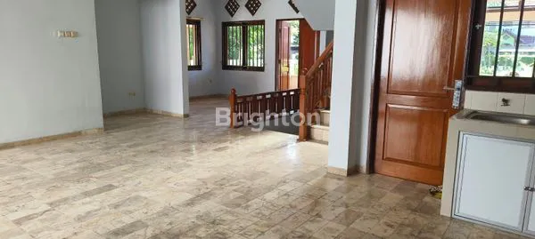 image DESKRIPSI:\NDIJUAL HUNIAN NYAMAN DAN SIAP HUNI DI KAWASAN ELIT KEMANG PRATAMA, BEKASI. MEMILIKI TATA RUANG YANG LUAS DAN LEGA, SANGAT COCOK UNTUK KELUARGA BESAR YANG MENGINGINKAN LINGKUNGAN ASRI DENGAN KEAMANAN 24 JAM. (2)