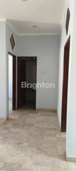 image DESKRIPSI:\NDIJUAL HUNIAN NYAMAN DAN SIAP HUNI DI KAWASAN ELIT KEMANG PRATAMA, BEKASI. MEMILIKI TATA RUANG YANG LUAS DAN LEGA, SANGAT COCOK UNTUK KELUARGA BESAR YANG MENGINGINKAN LINGKUNGAN ASRI DENGAN KEAMANAN 24 JAM. (7)