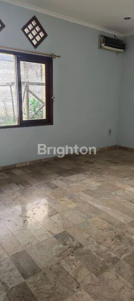 image DESKRIPSI:\NDIJUAL HUNIAN NYAMAN DAN SIAP HUNI DI KAWASAN ELIT KEMANG PRATAMA, BEKASI. MEMILIKI TATA RUANG YANG LUAS DAN LEGA, SANGAT COCOK UNTUK KELUARGA BESAR YANG MENGINGINKAN LINGKUNGAN ASRI DENGAN KEAMANAN 24 JAM. (4)