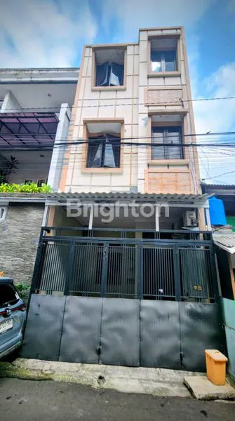 image RUMAH 3 LANTAI DIJUAL DI JL MANGGIS (1)