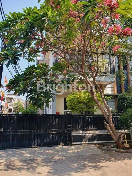 image DI JUAL CEPAT RUMAH 2 LANTAI POSISI HOOK, RAPI DAN SIAP HUNI DI KOMPLEK BCS KELAPA GADING JAKARTA UTARA (1)