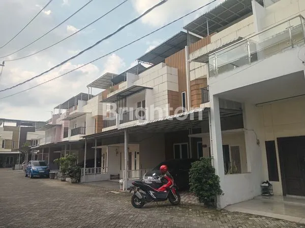 Gambar Property RUMAH ELITE 3 LANTAI DI IMPERIAL MANSION SAMPING RING ROAD, DEKAT DENGAN BEBERAPA KOMPLEK PERUMAHAN MEWAH, COCOK UNTUK HUNIAN YANG MENGINGINKAN KENYAMANAN PLUS KEAMANAN DENGAN SECURITY 24 JAM, ASRI & MEWAH