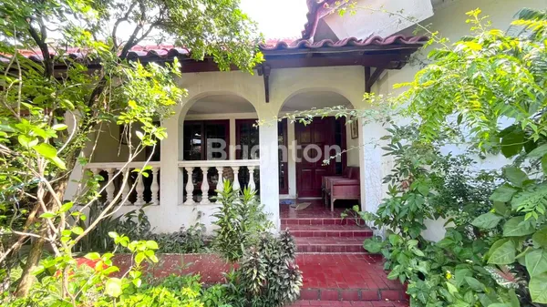 image RUMAH KLASIK LUAS DI LINGKUNGAN KOMPLEKS NYAMAN - JAKSEL (3)