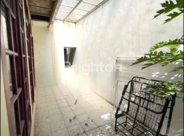 image RUMAH KLASIK LUAS DI LINGKUNGAN KOMPLEKS NYAMAN - JAKSEL (5)