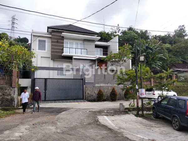 image RUMAH MEWAH 2 LANTAI DI TAMAN BOROBUDUR TIMUR (1)