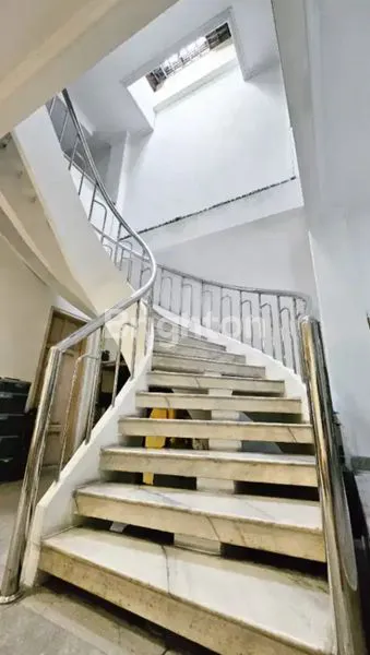 image RUMAH 3 LANTAI SHM DI TUBAGUS ANGKE, SIAP HUNI (7)