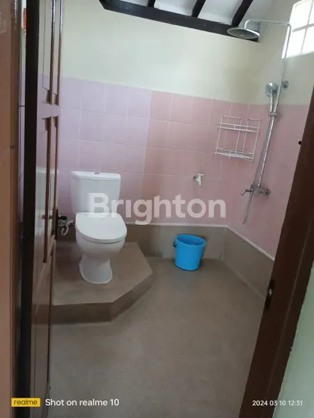 image RUMAH LUAS 2 LANTAI DENGAN TAMAN DAN GAZEBO DI WIROBRAJAN JOGJA (7)