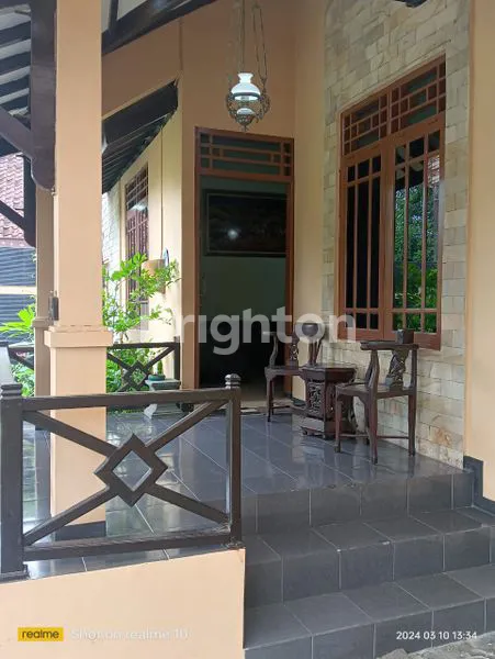 image RUMAH LUAS 2 LANTAI DENGAN TAMAN DAN GAZEBO DI WIROBRAJAN JOGJA (2)