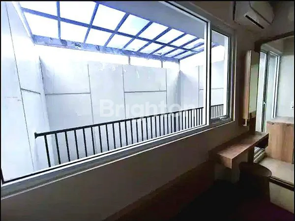 image RUMAH MODERN BERGAYA RESORT FULL FURNISHED SIAP HUNI - DI GREENWICH PARK BSD CITY (3)