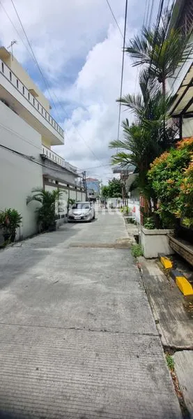 image RUMAH STRATEGIS DI JELAMBAR 4 LANTAI (2)