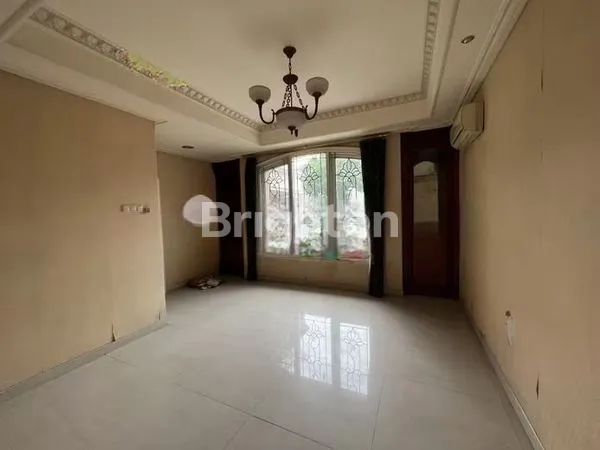 image RUMAH MEWAH SIAP HUNI 2,5 LANTAI GRAHA FAMILI, SURABAYA BARAT. DEKAT PAKUWON MALL, NATIONAL HOSPITAL, RAYA MAYJEND JONOSEWOJO, HOKKY SUPERMARKET, PLAZA GRAHA FAMILI, CITRALAND, DIAN ISTANA, BUKIT DARMO GOLF, DLL. (8)