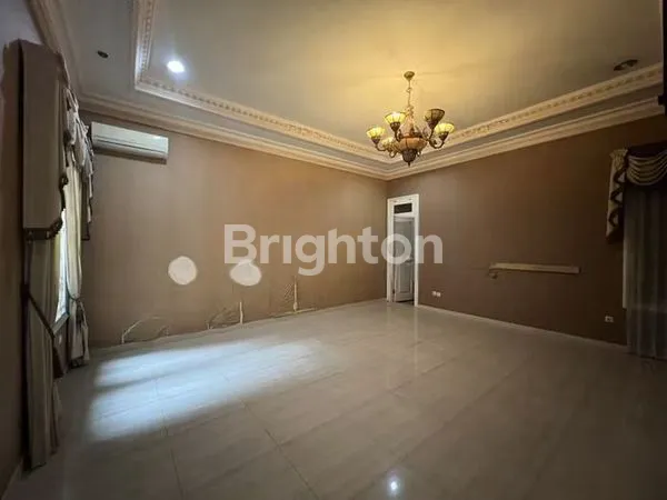 image RUMAH MEWAH SIAP HUNI 2,5 LANTAI GRAHA FAMILI, SURABAYA BARAT. DEKAT PAKUWON MALL, NATIONAL HOSPITAL, RAYA MAYJEND JONOSEWOJO, HOKKY SUPERMARKET, PLAZA GRAHA FAMILI, CITRALAND, DIAN ISTANA, BUKIT DARMO GOLF, DLL. (5)