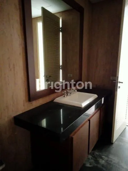 image RUMAH MEWAH 2 LANTAI + BASEMENT DI KEMANG TIMUR (3)