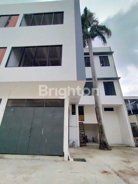 DISEWAKAN RUKO BARU GRESSS BENTUK L DALAM KOMPLEK PERTOKOAN GREEN GARDEN , MASIH DALAM TAHAP VINISHING . SELESAI ± 1 BULAN