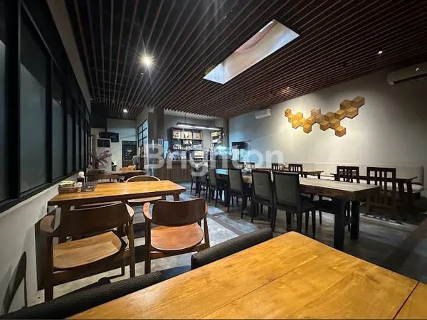 image RUMAH STRATEGIS ADA CAFE & BENGKEL KAYU DIJUAL SEKALIGUS DI JL LINGKAR TJ MAS SEMARANG (3)